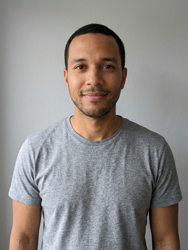 Foto real: hombre con camiseta gris